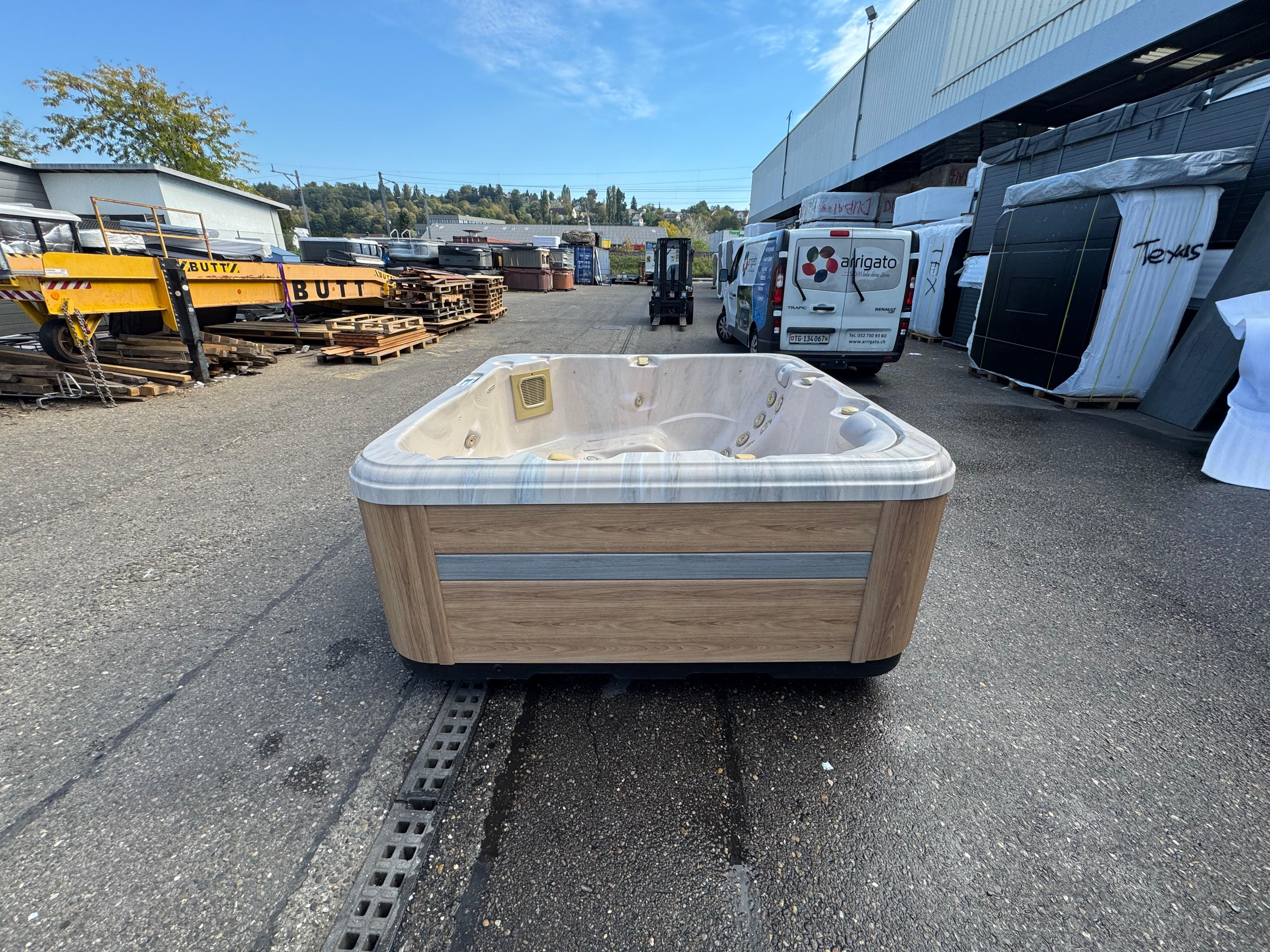 Whirlpool Charlotte – Occasion | 4–5 Personen | CHF 4'000.–
